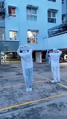 Điệu nhảy dễ thương của nhân viên y tế