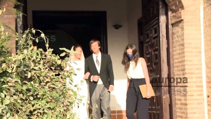 Salida de los novios de la iglesia, Felipe y Amelia salían del brazo ya siendo marido y mujer.
