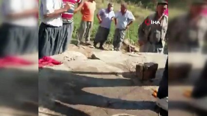 Su kuyusuna düşen koyunu kurtarmak isterken canından oldu