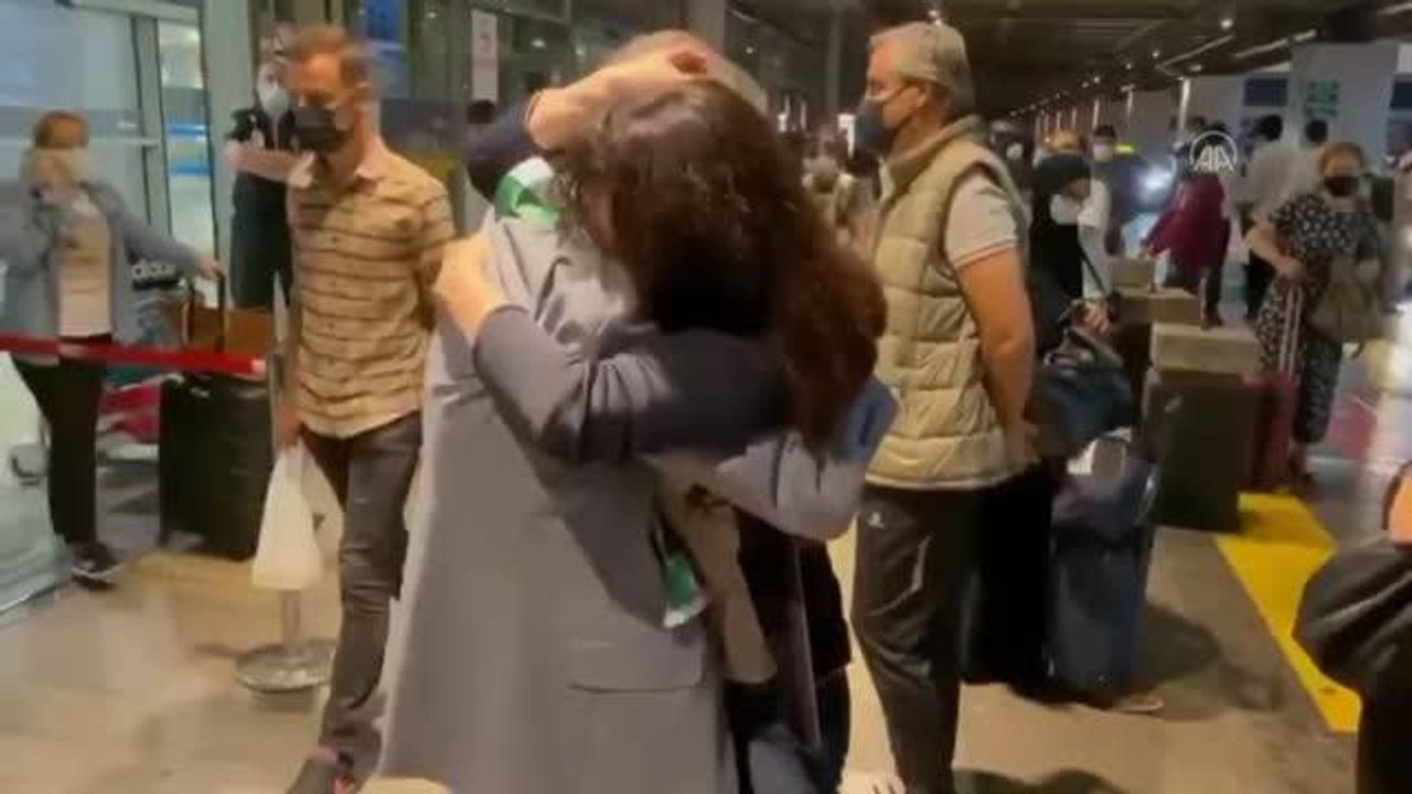 Suriyeli baba ile kızı 12 yıl aradan sonra İstanbul'da kavuştu