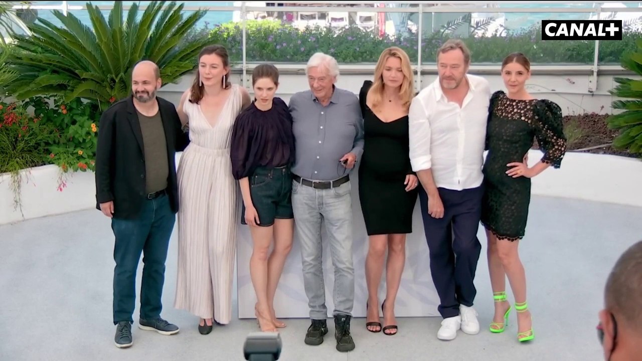 Photocall avec l'équipe du film Benedetta : Virginie Efira, Daphné Patakia, Paul Verhoeven - Cannes2021