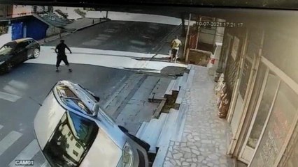 İçinde sürücüsünün olmadığı otomobil takla attı