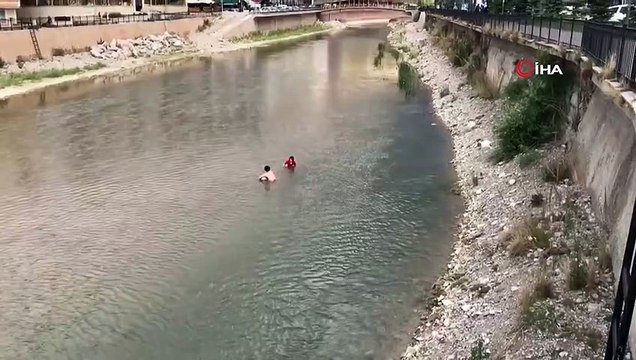 Sıcaktan bunalan çocuklar Çoruh’ta serinliyor