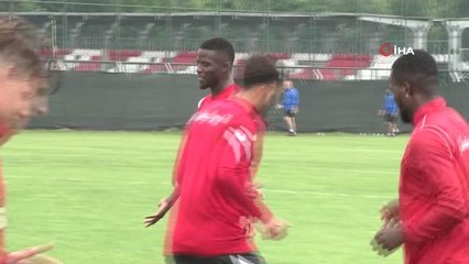 Papy Djilobodji: "Santrfor bile oynarım"