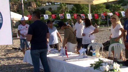 Zehirli aslan balığını yakalamak için yarıştılar, tuttuklarını ızgarada pişirip yediler
