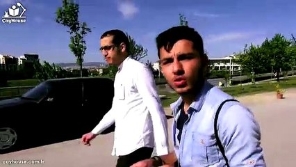 "O kitabı çantana koy, metroda Kur'an okuyamazsın!"