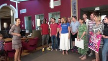 Das Team der Sommernachtskomödie Rosenburg überreicht  Scheck an Make a Wish