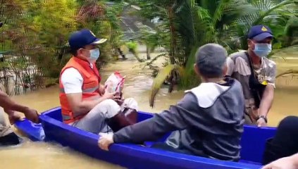 ระนอง รองผู้ว่าฯระนอง นั่งเรือเข้าเยี่ยมประชาชนถึงหัวบันไดบ้าน