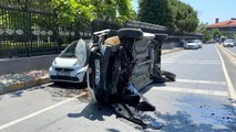 Beşiktaş'ta refüje çarpan otomobil yan yattı