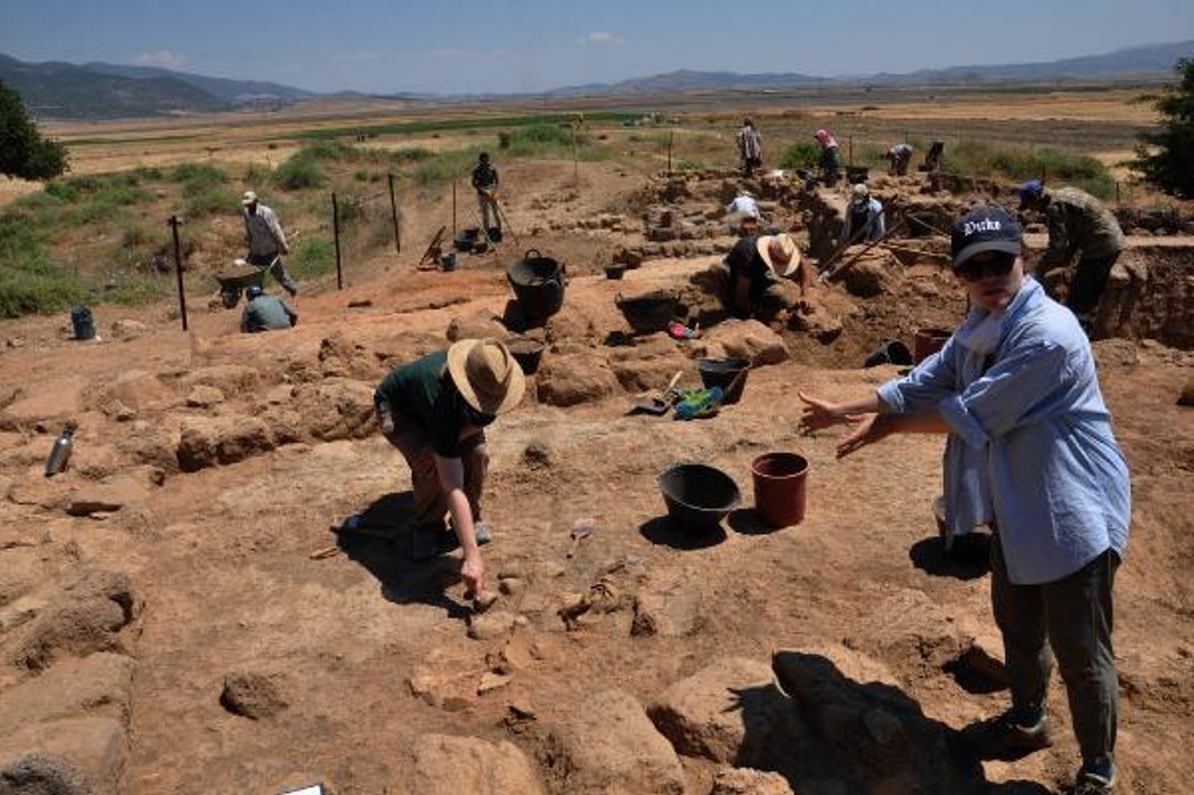 ZİNCİRLİ HÖYÜK'TE, DEMİR VE ORTA ÇAĞ ESERLERİ BULUNDU