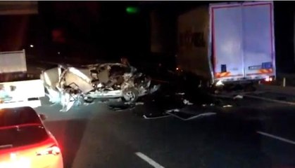 Parçalanan minibüsten sağ çıktı