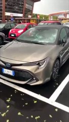 Milano bombardata dalla grandine vetri rotti delle auto e tetto del centro commerciale distrutto