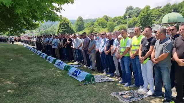SREBRENİTSA - Srebrenitsa Soykırımı'nın 19 kurbanı daha toprağa verildi (2)