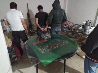 ESKİŞEHİR'DE KUMAR OYNARKEN YAKALANAN 44 KİŞİYE 232 BİN 100 LİRA CEZA