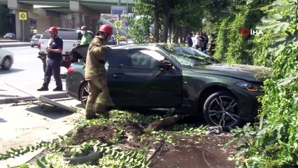 Kontrolden çıkan araç kaldırıma çıkıp, aydınlatma direğini devirdi
