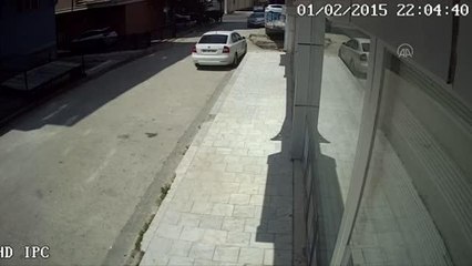 5 katlı binanın balkonundan otomobilin üzerine düşen kadın öldü