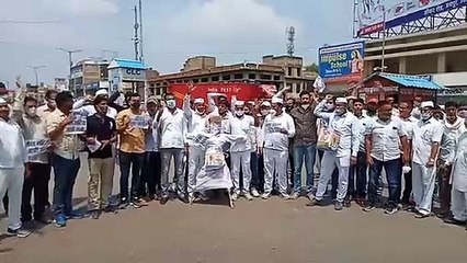 कांग्रेस कार्यकर्ताओं ने फूंका भाजपा राष्ट्रीय अध्यक्ष व प्रवक्ता का पुतला
