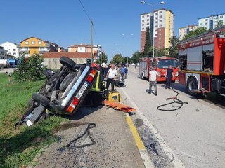 KOCAELİ'DE, TAKLA ATAN OTOMOBİLDEKİ 2 KİŞİ YARALANDI