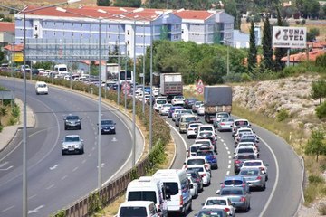 MUĞLA'YA TATİLCİ AKINI; 8 KİLOMETRELİK ARAÇ KUYRUĞU OLUŞTU
