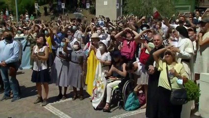 Le pape salue des fidèles depuis un balcon de son hôpital
