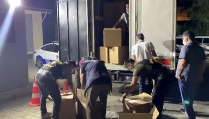 Durdurulan kamyonet kasasında 2 milyondan fazla makaron ele geçirildi