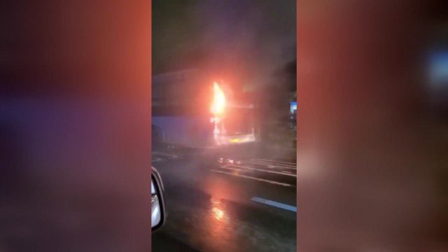 대구 북구 도로 달리던 시내버스에 불...엔진룸 노후 추정 / YTN