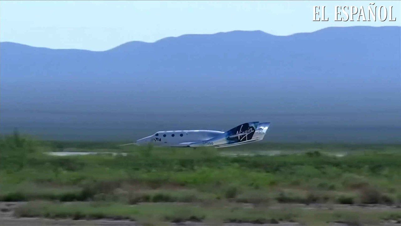 Aterrizaje del avión cohete de la Virgin Galactic con Richard Branson a bordo.