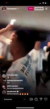 La mascota era un argentino, se metió en el vestuario y lo sacaron a la mierd... , según registró en vivo el Kun Agüero