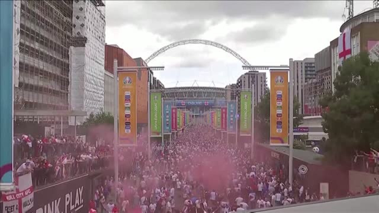 Finale - "Sweet Caroline" entonné par les fans Anglais autour de Wembley