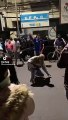 Dale que va: el jubilado que clavó festejo con breakdance por la Copa América en plena calle