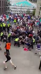 Download Video: Euro : Des dizaines de supporters tentent d’entrer sans tickets dans le stade de Wembley, où doit se dérouler la finale entre l’Angleterre et l’Italie