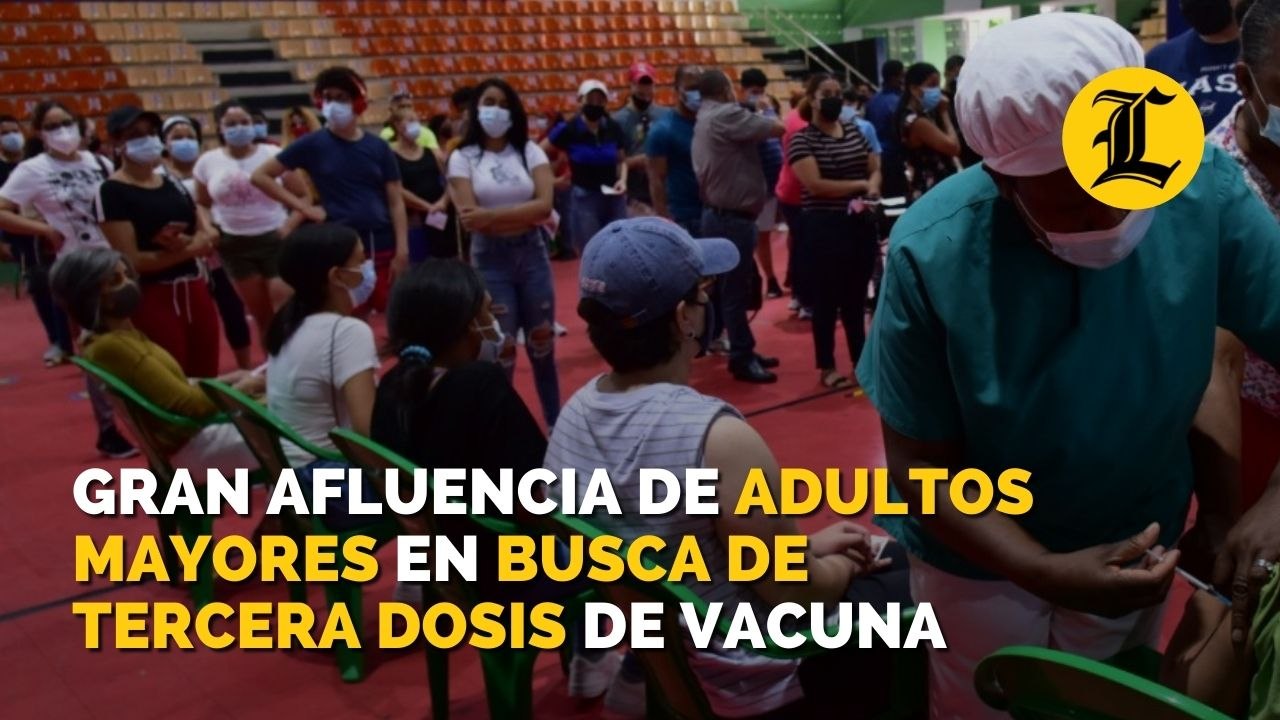 Gran afluencia de adultos mayores en busca de tercera dosis de vacuna este domingo