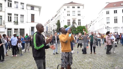 Bruxelles : nouvelle manifestation de soutien aux sans-papiers sur le parvis de l'église du Béguinage