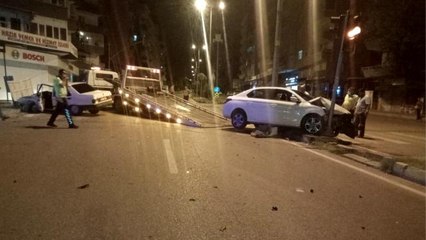 Gaziantep'te iki otomobil kafa kafaya çarpıştı: 4 yaralı