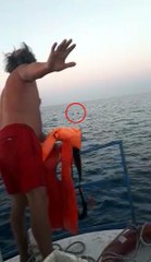 Son dakika haberi! TEKNELERİ ALABORA OLAN AMATÖR 3 BALIKÇIYI KURTARDIĞI ANLAR KAMERADA DENİZDEKİ CANLARI ALDIK