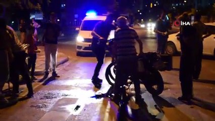 Ters yöne giren otomobil motosiklet ile kafa kafaya çarpıştı: 3 yaralı