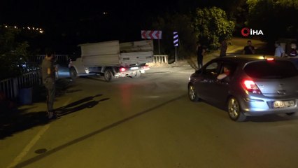 Freni boşalan otomobil ticari araca çarptı, köprüdeki demir bariyer olası facianın önüne geçti: 7 yaralı