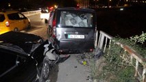 Freni boşalan otomobil ticari araca çarptı, köprüdeki demir bariyer olası facianın önüne geçti: 7 yaralı
