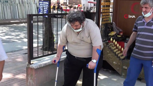 Evden kovulduğunu iddia eden engelli şahıs cadde ortasında hüngür hüngür ağladı