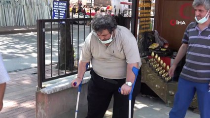 Evden kovulduğunu iddia eden engelli şahıs cadde ortasında hüngür hüngür ağladı