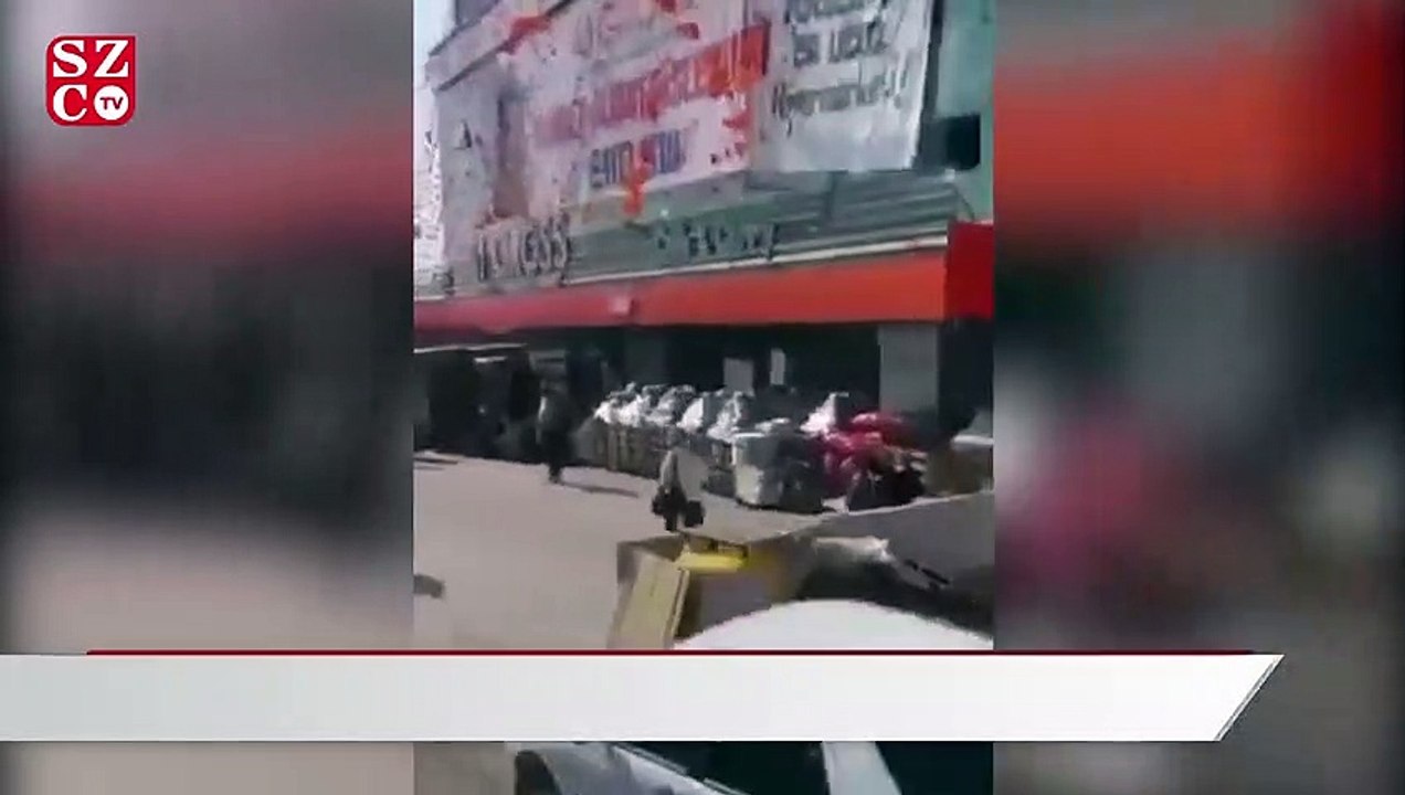İndirimli ürün satan marketin önünde metrelerce kuyruk oluştu