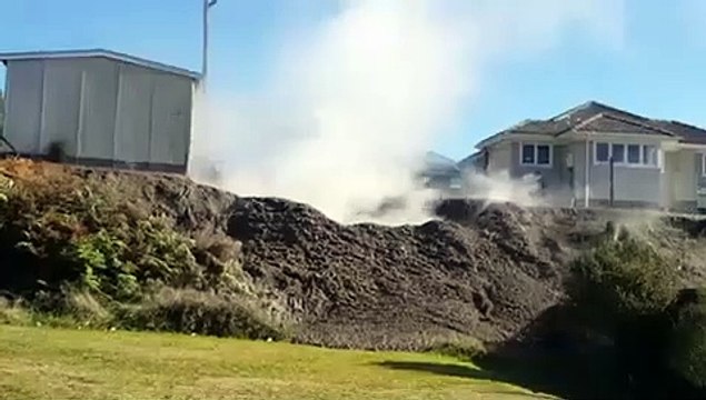 Un geyser de boue jaillit d'une maison en Nouvelle Zélande