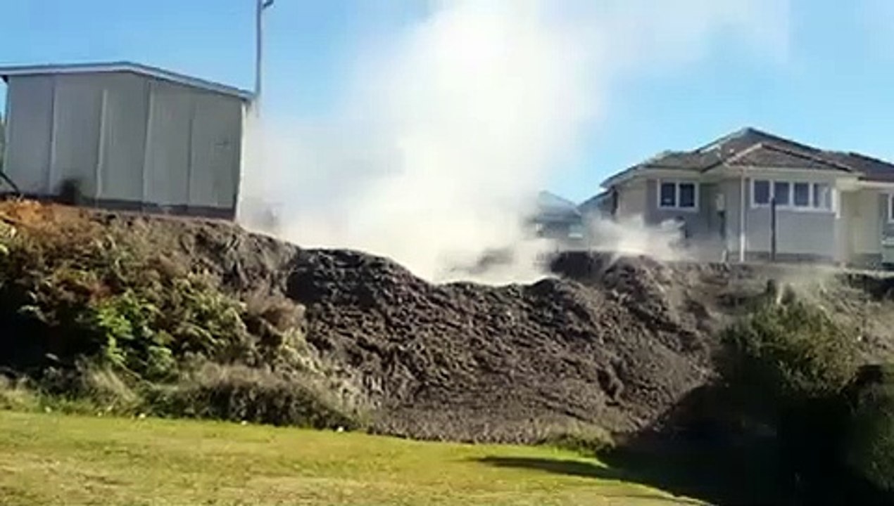 Un geyser de boue jaillit d'une maison en Nouvelle Zélande
