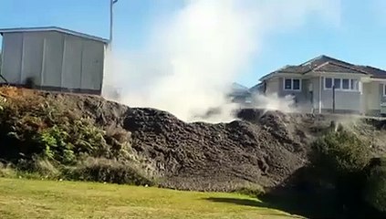 Un geyser de boue jaillit d'une maison en Nouvelle Zélande