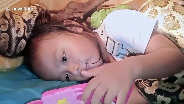 Cette fillette dort avec 6 serpents dans son lit