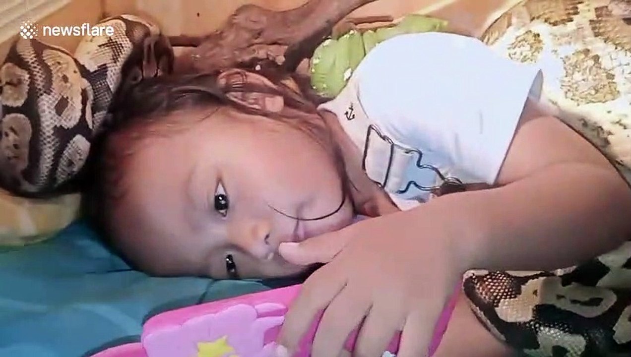 Cette fillette dort avec 6 serpents dans son lit