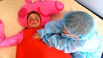 En juego médico hace una inyección   los niños juegan al doctor con inyecciones