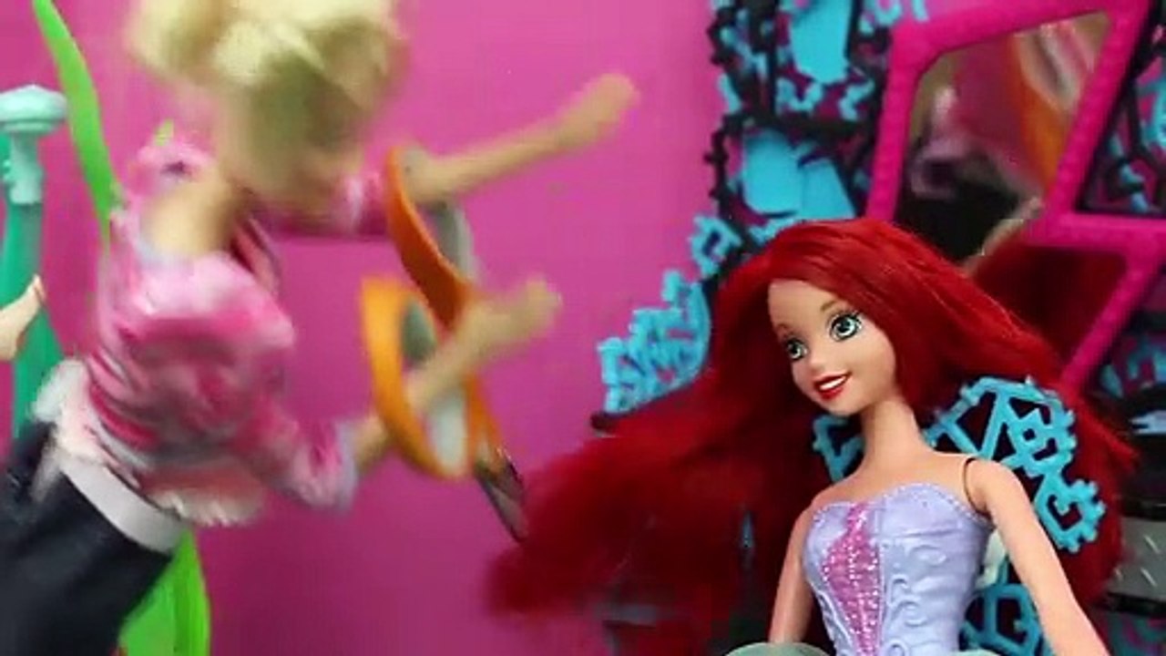 Barbie Hair Salon Little Mermaid ARIEL Gets BAD Hair from Barbie & Frozen Princess Elsa Hair (2)