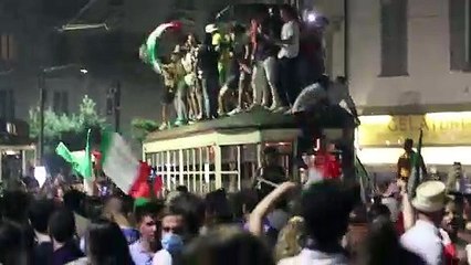 Tifosi sui tetti dei tram