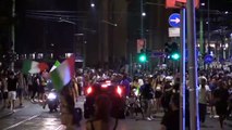 Euro 2020, tifosi scatenati sui Navigli: tram bloccati e presi d'assalto